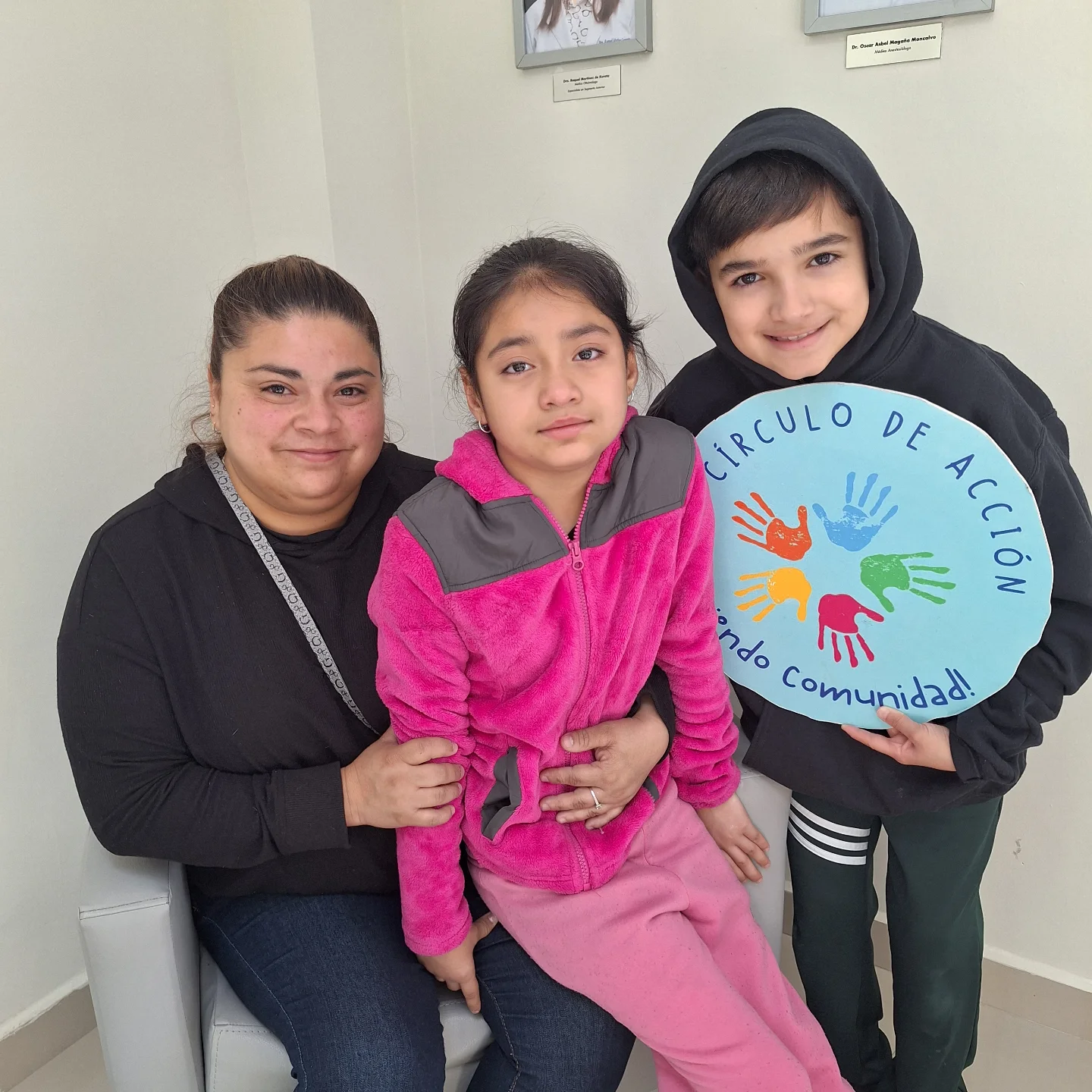 Nahomy Alemán con su mamá y hermano el día de su cirugía #18 — Círculo de Acción